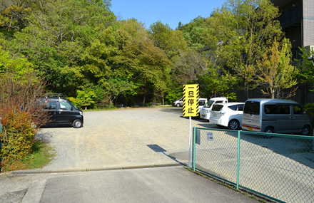ゆるい坂道の先が岡本寺駐車場です。