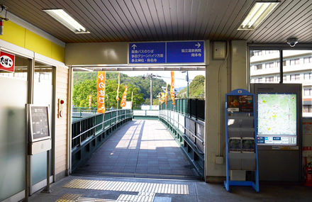 平野駅改札を出て右側へ。正面に案内板があります。